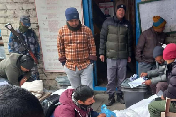 हिमाली जिल्लाः वृद्ध मतदातालाई घर फर्किन सकस